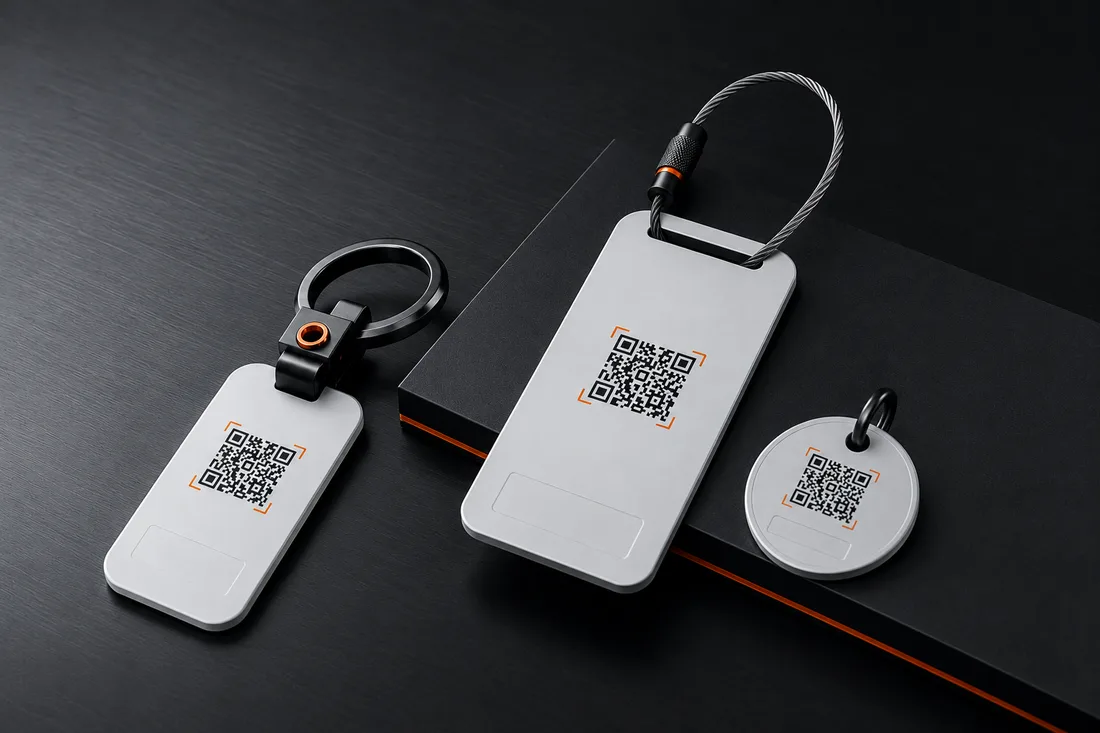 Werbemittel-Familie mit QR-Code und orangen Scan-Klammern: Schlüsselfinder, Gepäck-Tag und Haustiermarke
